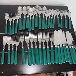 Gibson Poinsettia Christmas Charm G1A1 | Green 40-Piece Flatwear Set | Vintage